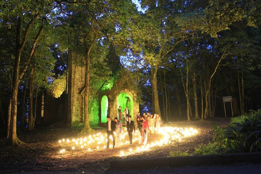 Du khách có thể đi thăm các công trình cổ ẩn sâu trong rừng (Nguồn: Vườn Quốc gia Ba Vì)